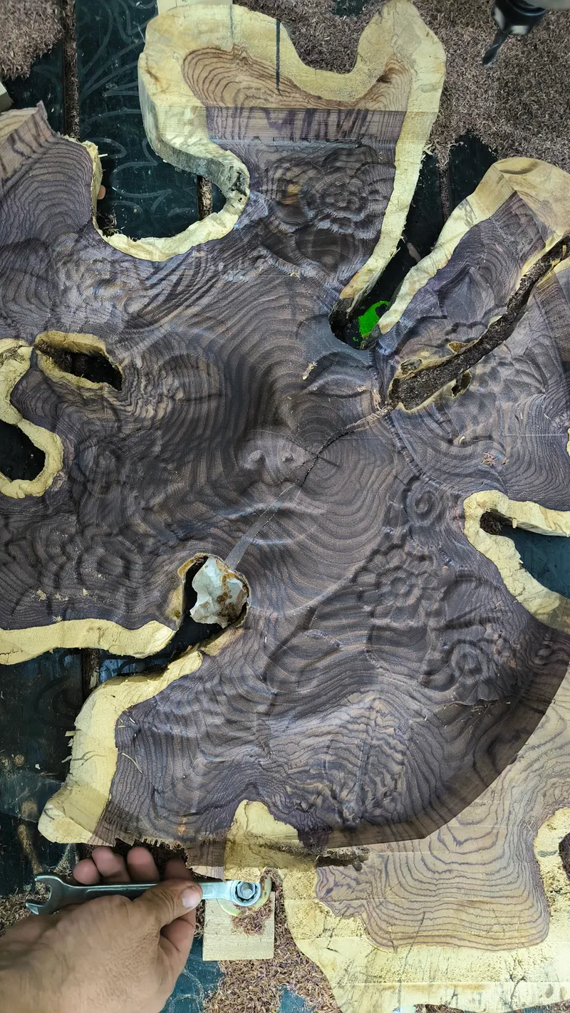 Vista cenital del tallado 3D de una mesa de tronco recién salida de la CNC