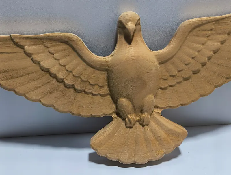 Paloma con alas abiertas tallada en relieve 3D en madera maciza